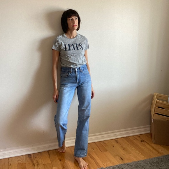 Basic Levis Tee - Picture 4 of 8